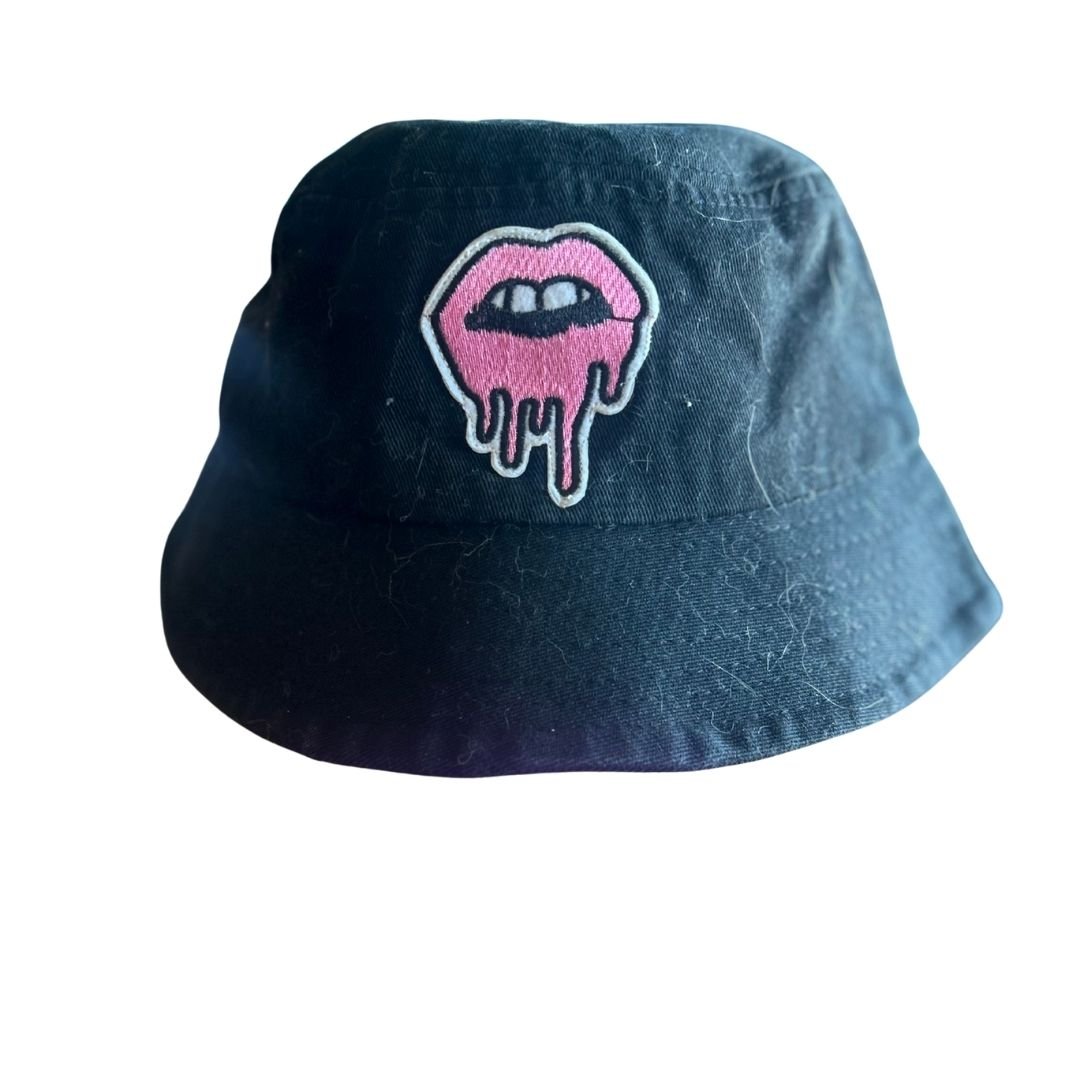 Drippy Lips Bucket Hat | Funky Streetwear Style - The Modern Alien